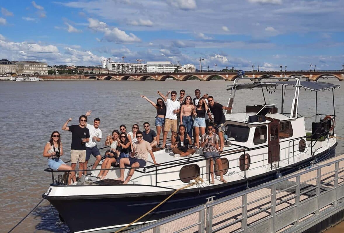 guinguette flottante pour evenement entreprise a Bordeaux sur la Garonne